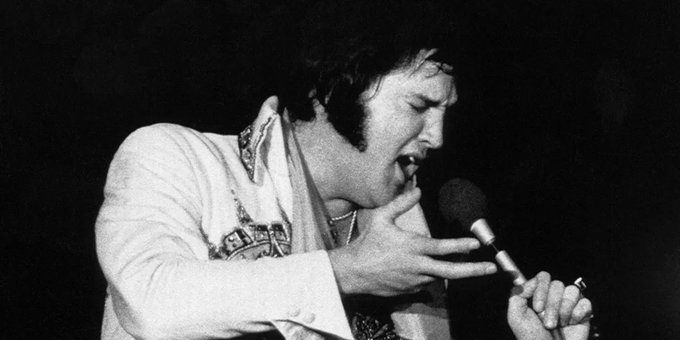 Elvis terminó de cantar Can’t Help Falling In Love y dejó el escenario. La banda, como siempre, siguió tocando unos minutos hasta que se avisó: “Elvis has left the building”. Elvis se ha ido (Getty Images)