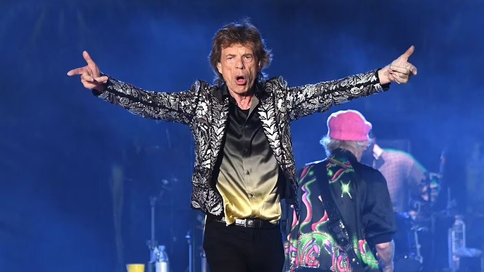 Mick Jagger en una performance de hace menos de dos años, de octubre de 2021. Hoy cumple 80 años en un ejemplo de longevidad y vigencia, un prodigio de vitalidad (Photo by Kevin Mazur/Getty Images)