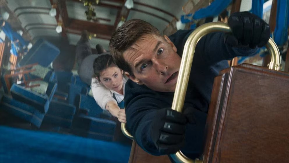 Tom Cruise y Hayley Atwell durante la secuencia del tren en 'Misión Imposible: Sentencia Mortal - Parte 1'